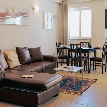 Apartment Modern 2br In Walk To Seafront With Balcony