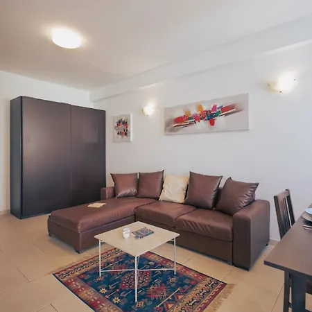 Apartment Modern 2br In Walk To Seafront With Balcony *