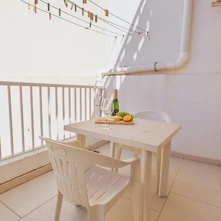 Modern 2br In Walk To Seafront With Balcony Apartment