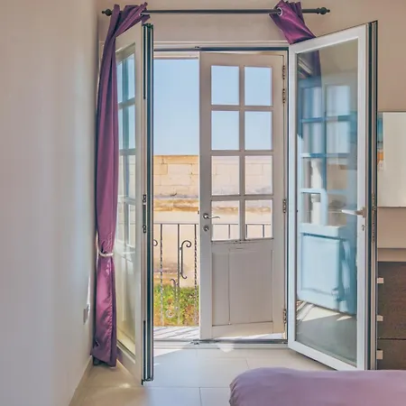 Modern 2br In Walk To Seafront With Balcony