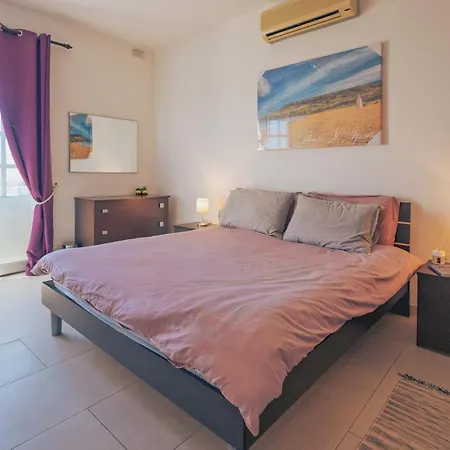 Apartment Modern 2br In Walk To Seafront With Balcony *