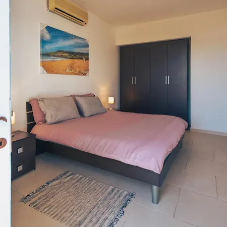 Modern 2br In Walk To Seafront With Balcony