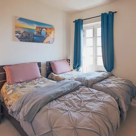 Modern 2br In Walk To Seafront With Balcony *