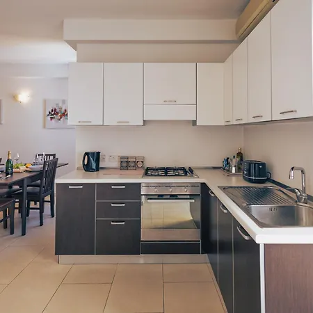 Modern 2br In Walk To Seafront With Balcony